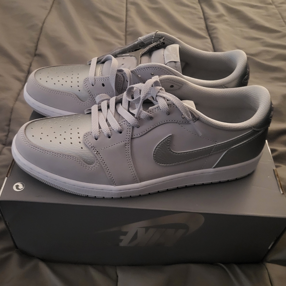 Jordan Men's Silver and Gray Sneakers